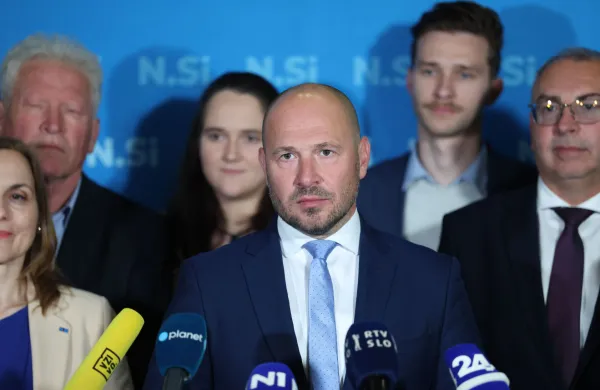 Svet NSi je soglasno potrdil predlog koalicijske pogodbe in vstop v nastajajočo desnosredinsko koalicijo, je po seji dejal predsednik stranke Jernej Vrtovec. 