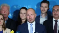 Svet NSi je soglasno potrdil predlog koalicijske pogodbe in vstop v nastajajočo desnosredinsko koalicijo, je po seji dejal predsednik stranke Jernej Vrtovec. 