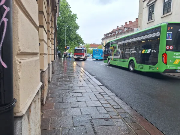 Ljubljana, avtobus je povozil pe&scaron;akinjo