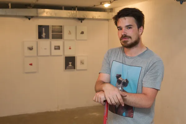 Du&scaron;an Smodej je v restavraciji presenetil ministrico Vrečko. Ko ga je ta zagledala, je nemudoma zapustila prostor.