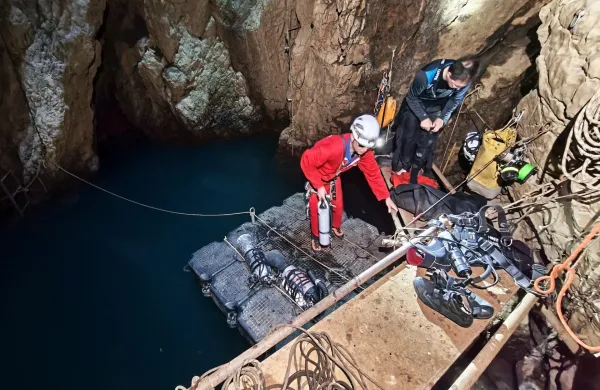 Jezero na dnu brezna - priprave na raziskovalni potopizvir Timave Simon Burja