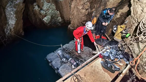 Jezero na dnu brezna - priprave na raziskovalni potopizvir Timave Simon Burja