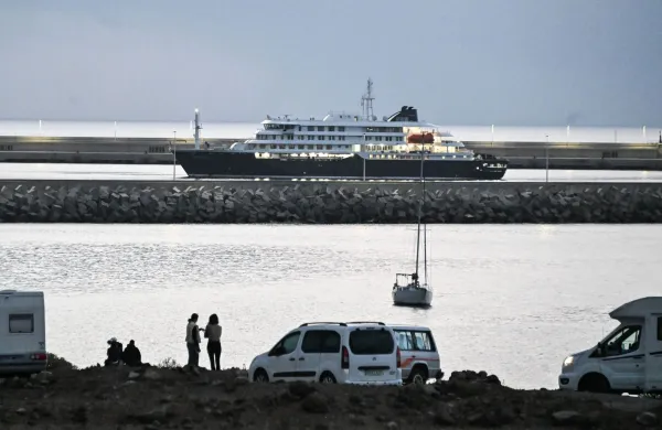Spanija, Tenerife.Nizozemska krizarka Hondius, na kateri je prislo do izbruha hantavirusa, ob pristaniscu Granadilla.