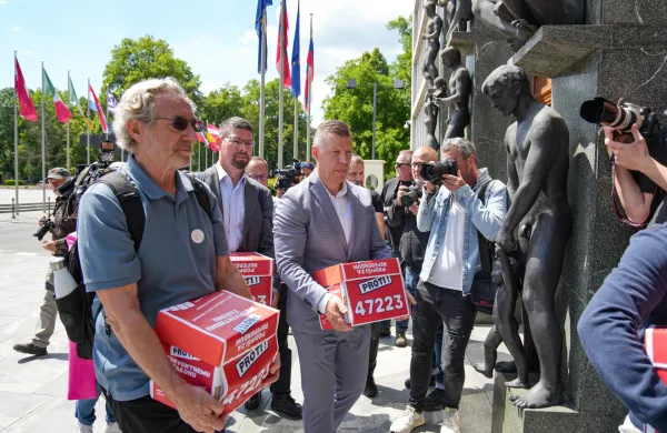 Predstavniki sindikatov in civilne družbe so v državni zbor vložili pobudo za razpis naknadnega zakonodajnega referenduma o interventnem zakonu za razvoj Slovenije, pod katero se je podpisalo več kot 47.000 volilcev.