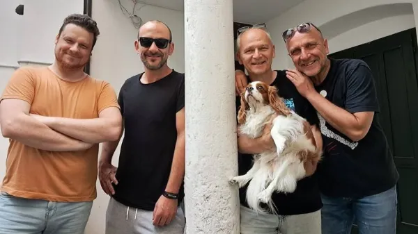 Od Črnega Kala dol: zimzelene primorske pesmi v novi preobleki