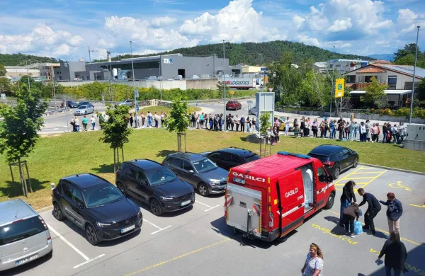 Sežana kolona ginelokolog opredeljevanje  gasilci delijo vodo 