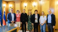 Tian Kobal v družbi svojih mentorjev na Gimnaziji Nova Gorica na sprejemu pri županu Samu Turelu