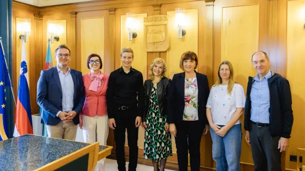 Tian Kobal v družbi svojih mentorjev na Gimnaziji Nova Gorica na sprejemu pri županu Samu Turelu