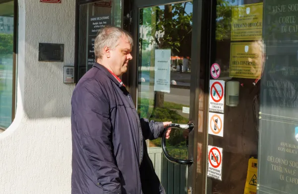 Prodaja zemlji&scaron;ča na Ka&scaron;telu &scaron;e v sodnem kolesju