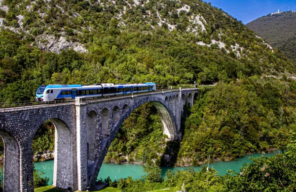 Zaživel je projekt T4T za povezovanje destinacij ob Bohinjski progi, ene najpomembnej&scaron;ih železni&scaron;kih povezav med Alpami in Sredozemljem.