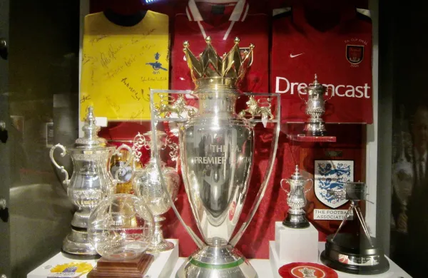 Po treh zaporednih sezonah na drugem mestu v domači ligi je Arsenalu uspelo osvojiti naslov angle&scaron;kega prvaka po letu 2004.