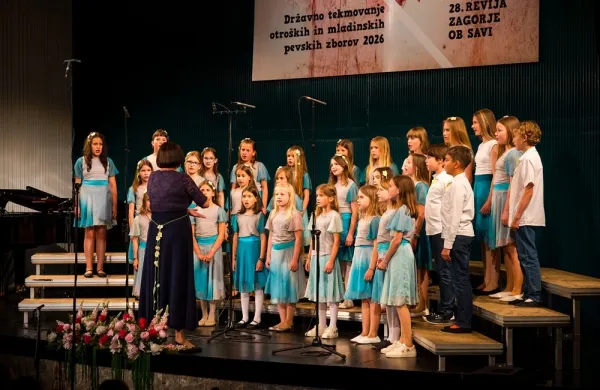 Na reviji otro&scaron;kih zborov v Zagorju je zmagal Otro&scaron;ki pevski zbor Osnovne &scaron;ole Franceta Bevka iz Tolmina z zborovodkinjo Barbaro Kovačič.