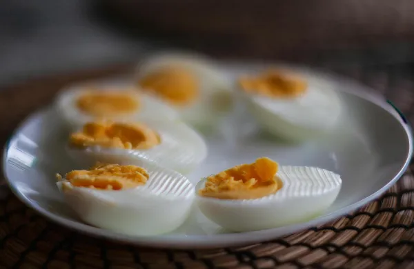 Za sladkorne bolnike in tiste, ki jemljejo zdravila za znižanje holesterola, velja priporočilo največ tri jajca na teden.