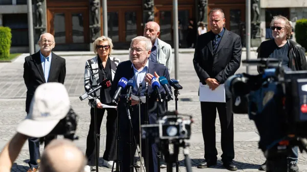 Ljubljana, Trg Republike.Izjava ob vlozitvi ustavne pritozbe skupine drzavljanov na celu z Dusanom Kebrom zaradi domnevne krsitve pravice do svobodnih in demokraticnih volitev.