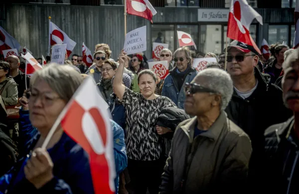 Protestniki so se pred danes odprtim konzulatom zbrali v znak protesta proti Trumpovim ambicijam po večjem vplivu na arktičnem otoku