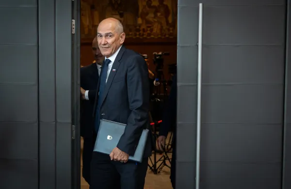 Izredna seja DZ, na kateri bodo obravnavali predlog za izvolitev prvaka SDS Janeza Jan&scaron;a za predsednika vlade.