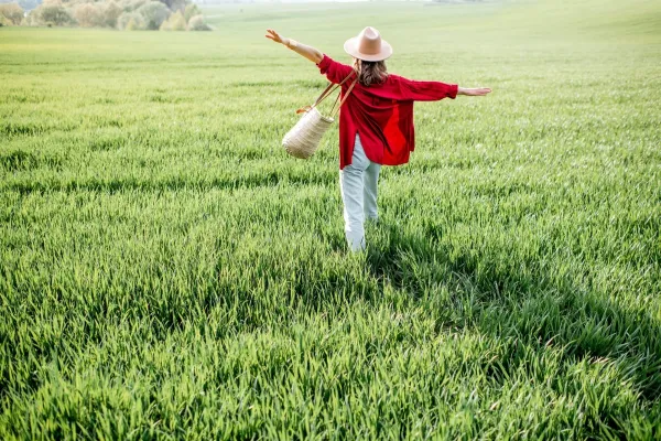 Stylish woman walking with bag on the greenfield, enjoying springtime and nature. Concept of a carefree lifestyle and beauty on nature,Image: 538416649, License: Royalty-free, Restrictions:, Model Release: yes, Credit line: RossHelen editorial/Alamy/Profimedia
