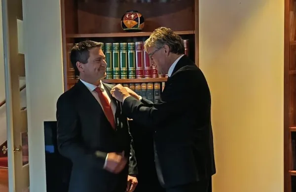 Giacomelliju (na levi) je odlikovanje v imenu italijanskega predsednika izročil italijanski veleposlanik Giuseppe Cavagna.