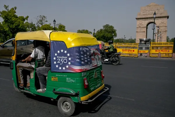 An autorickshaw with a poster marking the 250th anniversary of American independence, moves past the India Gate in New Delhi on May 21, 2026. New Delhi's iconic auto-rickshaws have received a Donald Trump-themed makeover to mark the United States' 250th Independence celebrations and the upcoming India visit of Secretary of State Marco Rubio. Across the sprawling megacity, the US embassy said it is providing thousands of the vehicle covers emblazoned with Trump's face and the US flag for the ubiquitous three-wheeled taxi rickshaws plying the city.,Image: 1103765347, License: Rights-managed, Restrictions:, Model Release: no, Credit line: Arun SANKAR/AFP/Profimedia