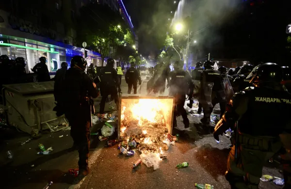 V Beogradu so po mirnem &scaron;tudentskem protestnem shodu na trgu Slavija izbruhnili spopadi s policijo.