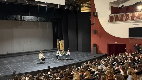 Dijaki liceja Pre&scaron;eren na srečanju z Matejem Zemljičem