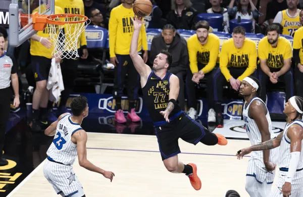 ZDA, Los Angeles.Tekma kosarkarske lige NBA med ekipama Los Angeles Lakers in Orlando Magic.Kosarkar Los Angeles Lakers Luka Doncic.