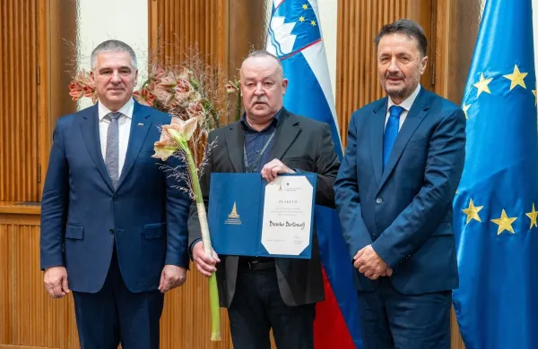 Marko Lotrič (levo) je za plaketo državnega sveta predlagal svojega strankarskega kolega Branka Bertonclja (v sredini).