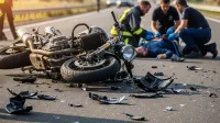 Prometna nesreča z motorjem.Poudarek na previdnosti v prometu.Vključene so posledice nepozornosti ali hitrosti.