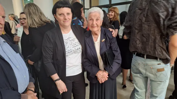  koncertno-gledali&scaron;ka uprizoritev Daj mi besedo, osrednji dogodek Kosovelovega leta 2026 Mateja Kralj in Dragica Sosič - sedanja in legendarna nekdanja skrbnica Kosovelove domačije v Tomaju