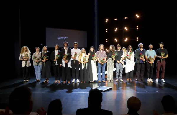 Koncertno-gledali&scaron;ka uprizoritev Daj mi besedo v Kosovelovem domu v Sežani je bila osrednji dogodek Kosovelovega leta 2026 - na fotografiji vsi sodelujoči.