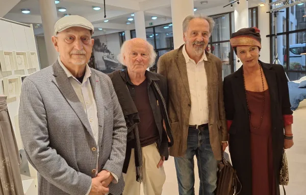 Osrednjega dogodka Kosovelovega leta v Sežani so se udeležili tudi igralec&nbsp;... kosovelologa Ludwig Hartinger in dr. Janez Vrečko in igralka Maja Blagovič. 