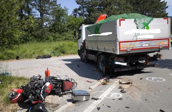 Motorist je začel prehitevati tovorno vozilo, ni pa videl, da je voznik upočasnil, ker je pred njim v levo že zavijalo drugo tovorno vozilo, in trčil vanj.