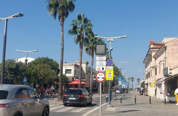 Koper, Pristani&scaron;ka ulica, potopni valj, prometna signalizacija