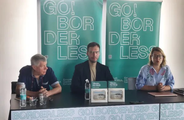 Dokument časa, ki vabi k razmisleku in izmenjavi idej