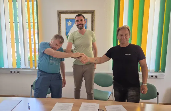 V Kobaridu so predstavniki občin Kobarid, Tolmin in Bovec podpisali sporazum o enotni dovolilnici za uporabo vstopno-izstopnih mest na reki Soči. 