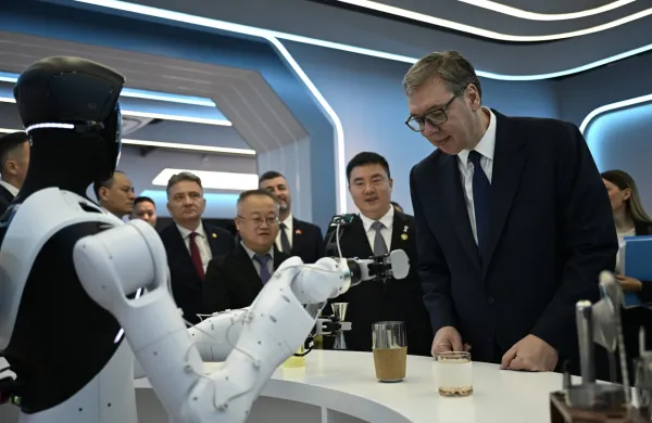 Vučić se je v Jiaxingu družil z roboti.