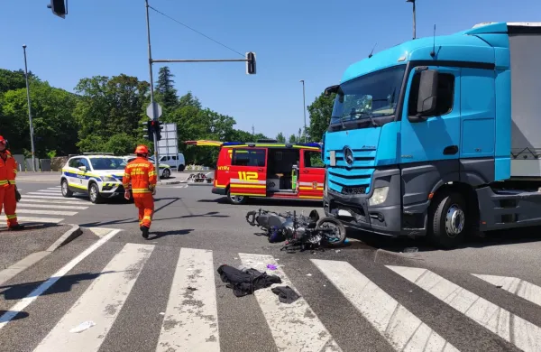 S tovornjakom v križi&scaron;ču zaprl pot motoristu