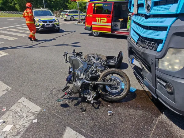 S tovornjakom v križi&scaron;ču zaprl pot motoristu