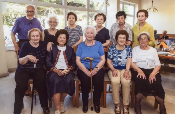 Maturantke in zdaj &scaron;e zadnji maturant generacije 1956 se &scaron;e po 70 letih vsako leto srečajo, podružijo in se spominjajo na eno najlep&scaron;ih obdobij življenja - dija&scaron;ka leta. 