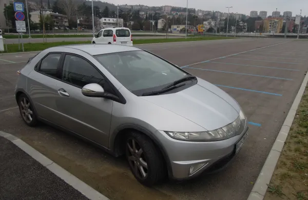 parkiranje parkiri&scaron;če Parkiraj in odpelji parkiri&scaron;če pod pasarelo, prazno, avtomobil