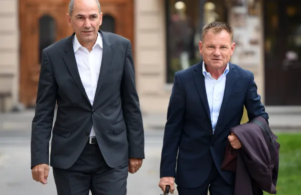 Slovenija, Ljubljana, 18.10.2017, 18. oktober 2017 Janez Jansa in njegov odvetnik Franci Matoz sta prisla na okrozno sodisce glede tozbe SDS zoper RS zaradi placila odskodnine 886.000 evrov. Vpliv sojenja v aferi Patria na drzavnozborske volitve leta 2014, dogodek, politika, sodstvo, afera Patria, Foto: Borut Zivulovic /Bobo