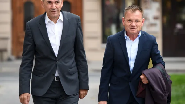 Slovenija, Ljubljana, 18.10.2017, 18. oktober 2017 Janez Jansa in njegov odvetnik Franci Matoz sta prisla na okrozno sodisce glede tozbe SDS zoper RS zaradi placila odskodnine 886.000 evrov. Vpliv sojenja v aferi Patria na drzavnozborske volitve leta 2014, dogodek, politika, sodstvo, afera Patria, Foto: Borut Zivulovic /Bobo