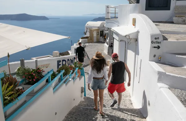 &Scaron;tevilni gr&scaron;ki otoki vse bolj trpijo zaradi pritoka turistov in lastnikov počitni&scaron;kih hi&scaron; tako iz Grčije kot iz tujine. &Scaron;e posebej sta prizadeta priljubljena otoka Santorini in Mikonos.