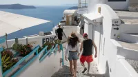 &Scaron;tevilni gr&scaron;ki otoki vse bolj trpijo zaradi pritoka turistov in lastnikov počitni&scaron;kih hi&scaron; tako iz Grčije kot iz tujine. &Scaron;e posebej sta prizadeta priljubljena otoka Santorini in Mikonos.