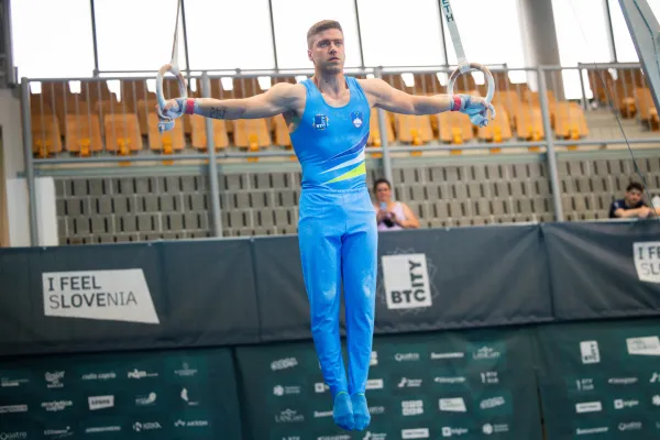 Telovadec Luka Bojanc na krogih