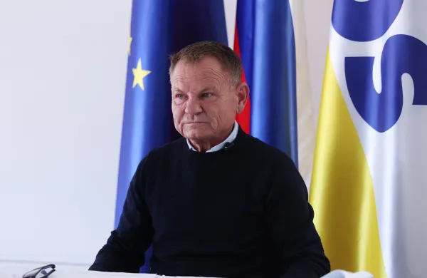 Slovenija, Ljubljana, 01.10.2025, 01. oktober 2025 Novinarska konferenca Ale&scaron;a Hojsa in odvetnika Francija Matoza glede hi&scaron;ne preiskave pri Ale&scaron;u Hojsu, politika, portret, Ale&scaron; Hojs, Franco Matoz,Foto: Borut Živulović/F.A.Bobo