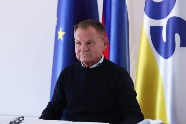 Slovenija, Ljubljana, 01.10.2025, 01. oktober 2025 Novinarska konferenca Ale&scaron;a Hojsa in odvetnika Francija Matoza glede hi&scaron;ne preiskave pri Ale&scaron;u Hojsu, politika, portret, Ale&scaron; Hojs, Franco Matoz,Foto: Borut Živulović/F.A.Bobo
