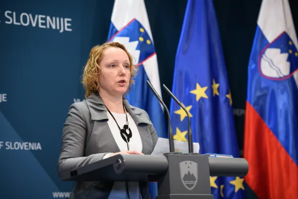 Ljubljana, vlada.Izjava za medije o aktualnem dogajanju v zvezi z novim koronavirusom.Drzavna sekretarka na ministrstvu za delo, druzino, socialne zadeve in enake moznosti Mateja Ribic.