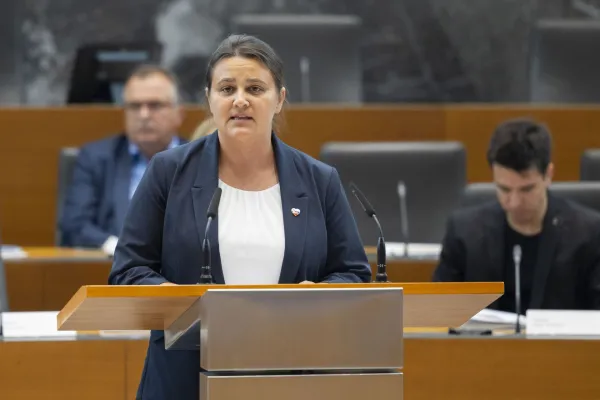 Ljubljana, drzavni zbor.Vseslovensko srecanje z naslovom Mladi Slovenci v zamejstvu in po svetu - nosilci prihodnosti slovenstva zunaj meja domovine.Predsednica komisije DZ za odnose s Slovenci v zamejstvu Suzana Lep Simenko.Foto. Bor Slana/STA