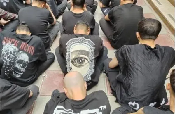 Iranske oblasti so na družbenih omrežjih objavile fotogradijo pridržanih udeležencev neprijavljenega glasbenega festivala. 